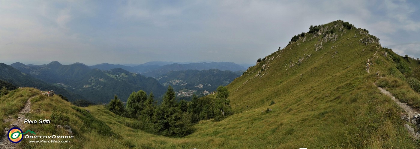 48 Ora, bosco finito, in cresta e in decisa salita sotto il sole a picco.jpg